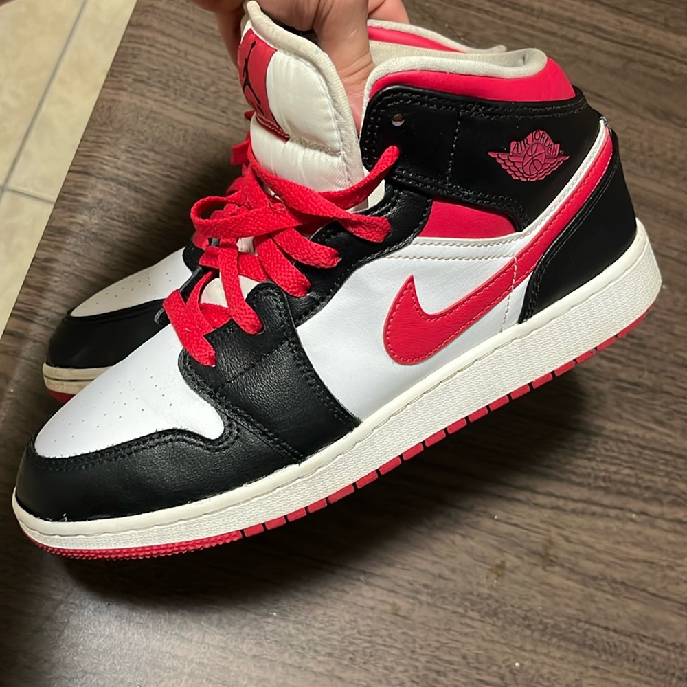 Jordan 1s red and white and black mid condition can easily wash them REAL 1s